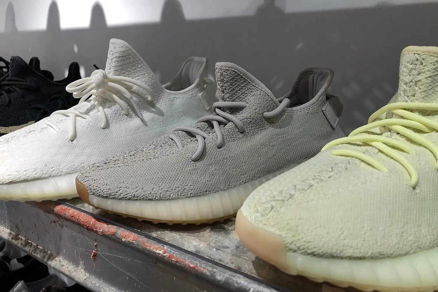 Đợt b&aacute;n h&agrave;ng đầu ti&ecirc;n của h&agrave;ng l&ocirc; sản phẩm Yeezy đ&atilde; gi&uacute;p &iacute;ch cho cả doanh thu v&agrave; lợi nhuận của Adidas trong qu&yacute; n&agrave;y.