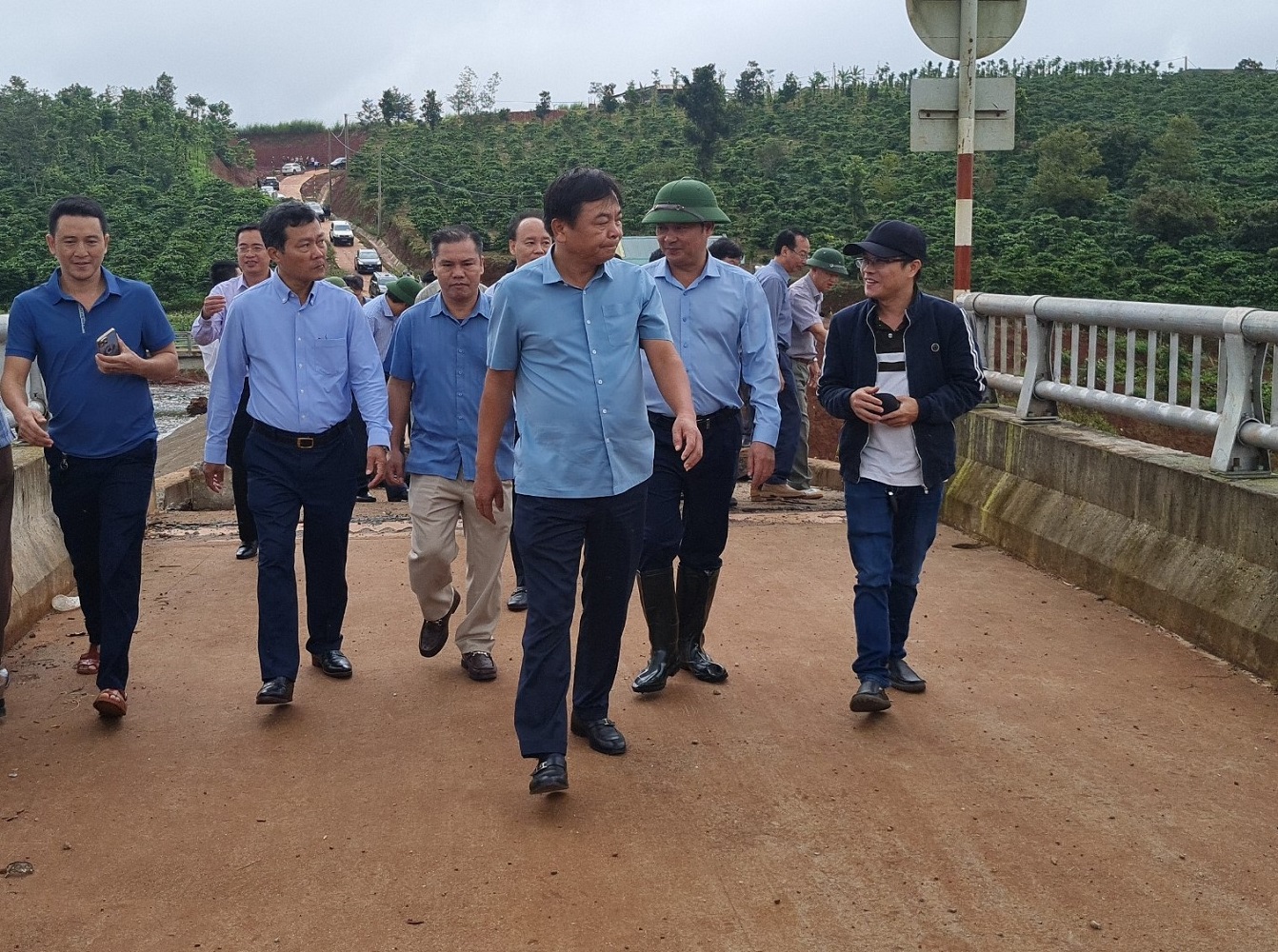 Thứ trưởng Bộ Nông nghiệp và Phát triển nông thôn Nguyễn Hoàng Hiệp cùng lãnh đạo tỉnh Đắk Nông đi kiêm tra các điểm sụt lún, lở đất.