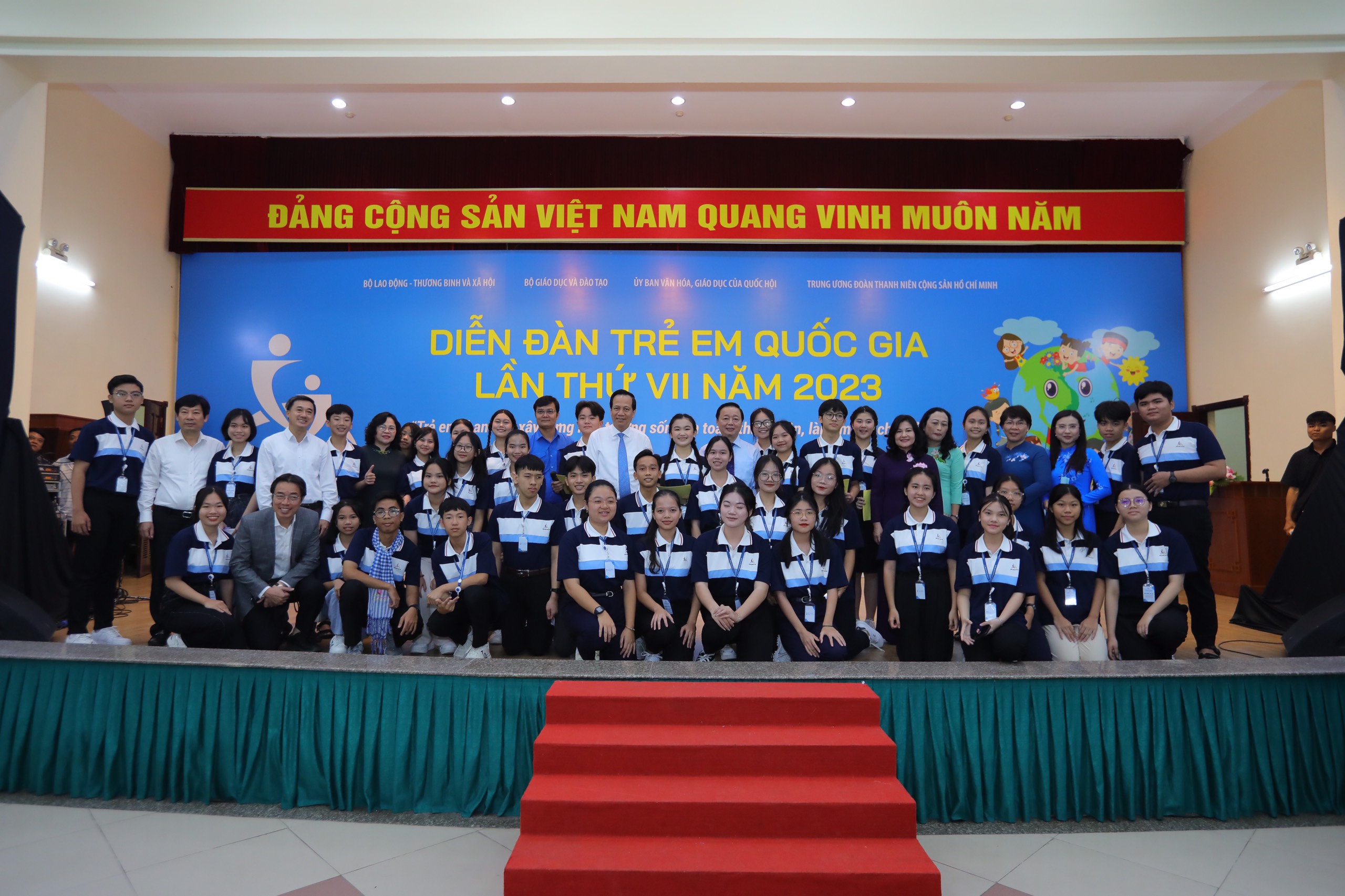 C&aacute;c đại biểu tham dự diễn đ&agrave;n v&ugrave;ng với đại diện trẻ em. Ảnh - H&agrave; Nam.&nbsp;