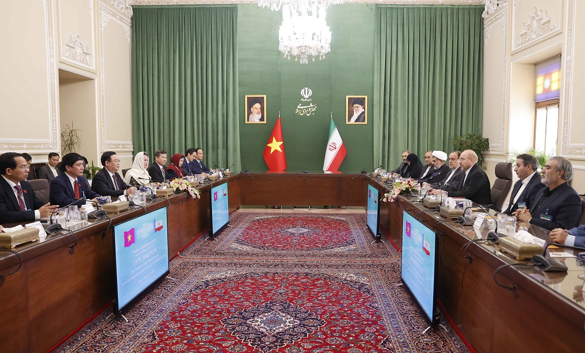 Chủ tịch Quốc hội Vương Đ&igrave;nh Huệ hội đ&agrave;m với Chủ tịch Quốc hội Iran Mohammad Bagher Ghalibaf. Ảnh: Quốc hội.