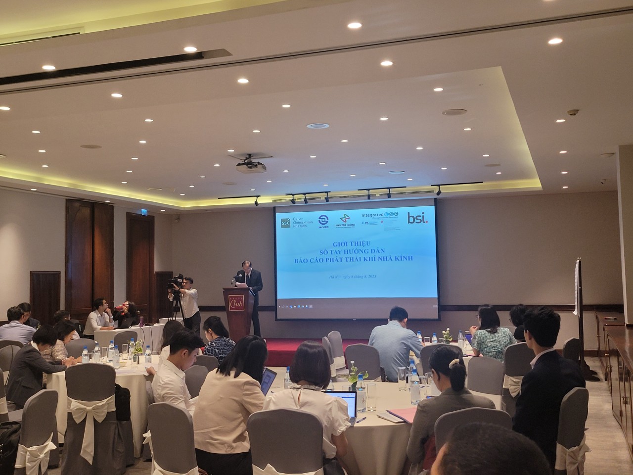 Phó Chủ tịch Ủy ban Chứng khoán Nhà nước Phạm Hồng Sơn phát biểu tại lễ ra mắt Sổ tay hướng dẫn báo cáo phát thải khí nhà kính.