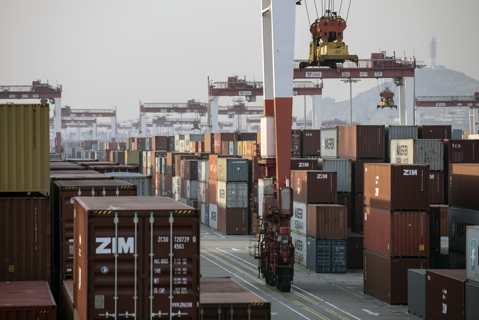 Những container hàng hoá ở cảng nước sâu Yangshan của Trung Quốc - Ảnh: Bloomberg.