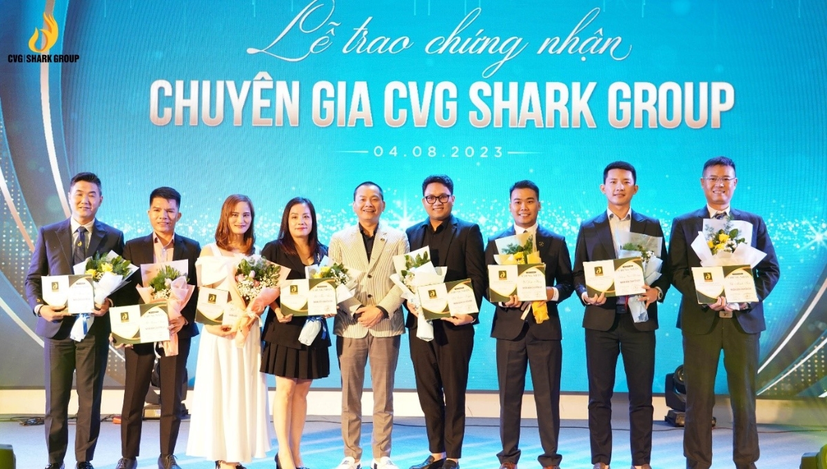 Các doanh nhân khách mời chụp ảnh lưu niệm cùng ông Ngô Minh Tuấn tại sự kiện.
