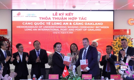 Ký kết và trao biên bản ghi nhớ (MOU) giữa lãnh đạo Cảng Oakland (bang California) và Cảng quốc tế Long An.