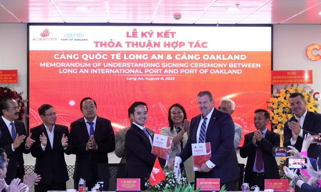 Ký kết và trao biên bản ghi nhớ (MOU) giữa lãnh đạo Cảng Oakland (bang California) và Cảng quốc tế Long An.