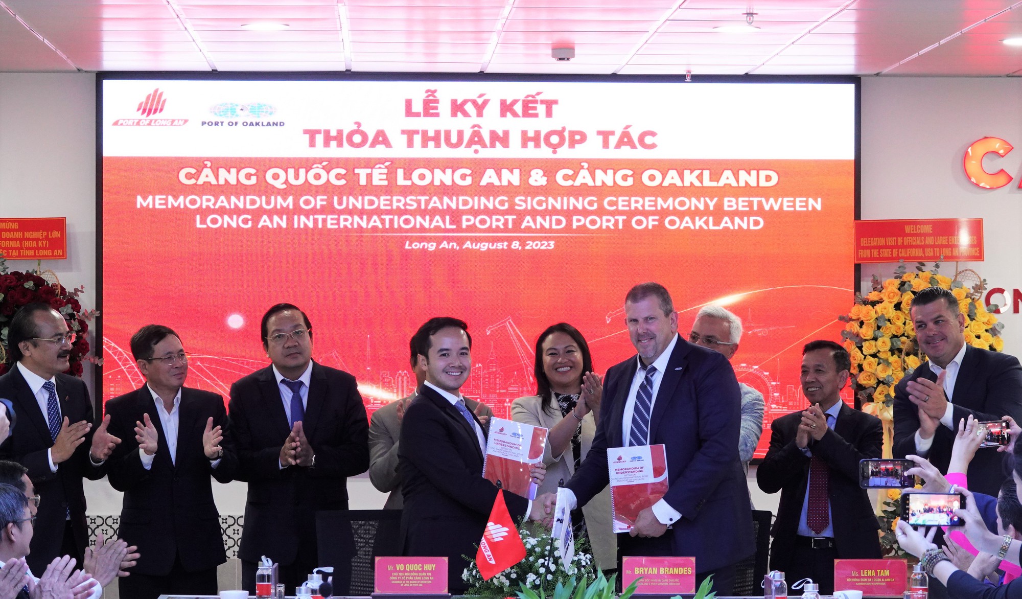 Ký kết và trao biên bản ghi nhớ (MOU) giữa lãnh đạo Cảng Oakland (bang California) và Cảng quốc tế Long An.