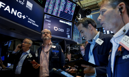 Chứng khoán Mỹ mất điểm vì Moody’s hạ bậc tín nhiệm loạt ngân hàng, giá dầu tăng