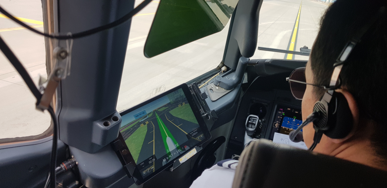 Hệ thống định vị do IIAC ph&aacute;t triển, cung cấp th&ocirc;ng tin ba chiều, thời gian thực về giao th&ocirc;ng tr&ecirc;n mặt đất v&agrave; c&aacute;c tuyến đường băng của s&acirc;n bay.