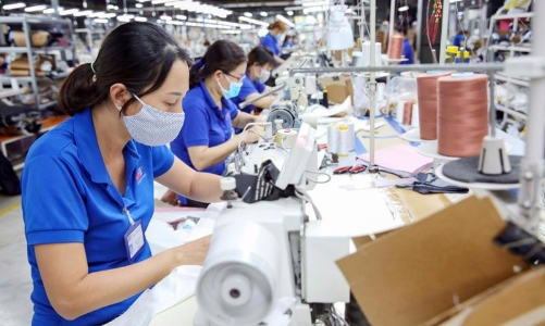 Công đoàn đề xuất tăng lương tối thiểu vùng 2024 từ 5 - 6%, doanh nghiệp muốn trì hoãn 