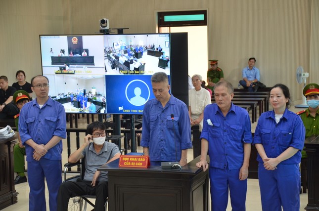 Các bị cáo tại tòa ngày 8/8.