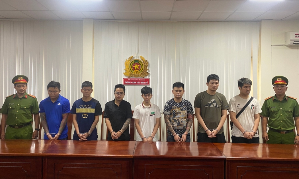 Tạm giữ hình sự 7 đối tượng “Cho vay lãi nặng trong giao dịch dân sự và cưỡng đoạt tài sản”. (Ảnh: Công an TP.HCM).