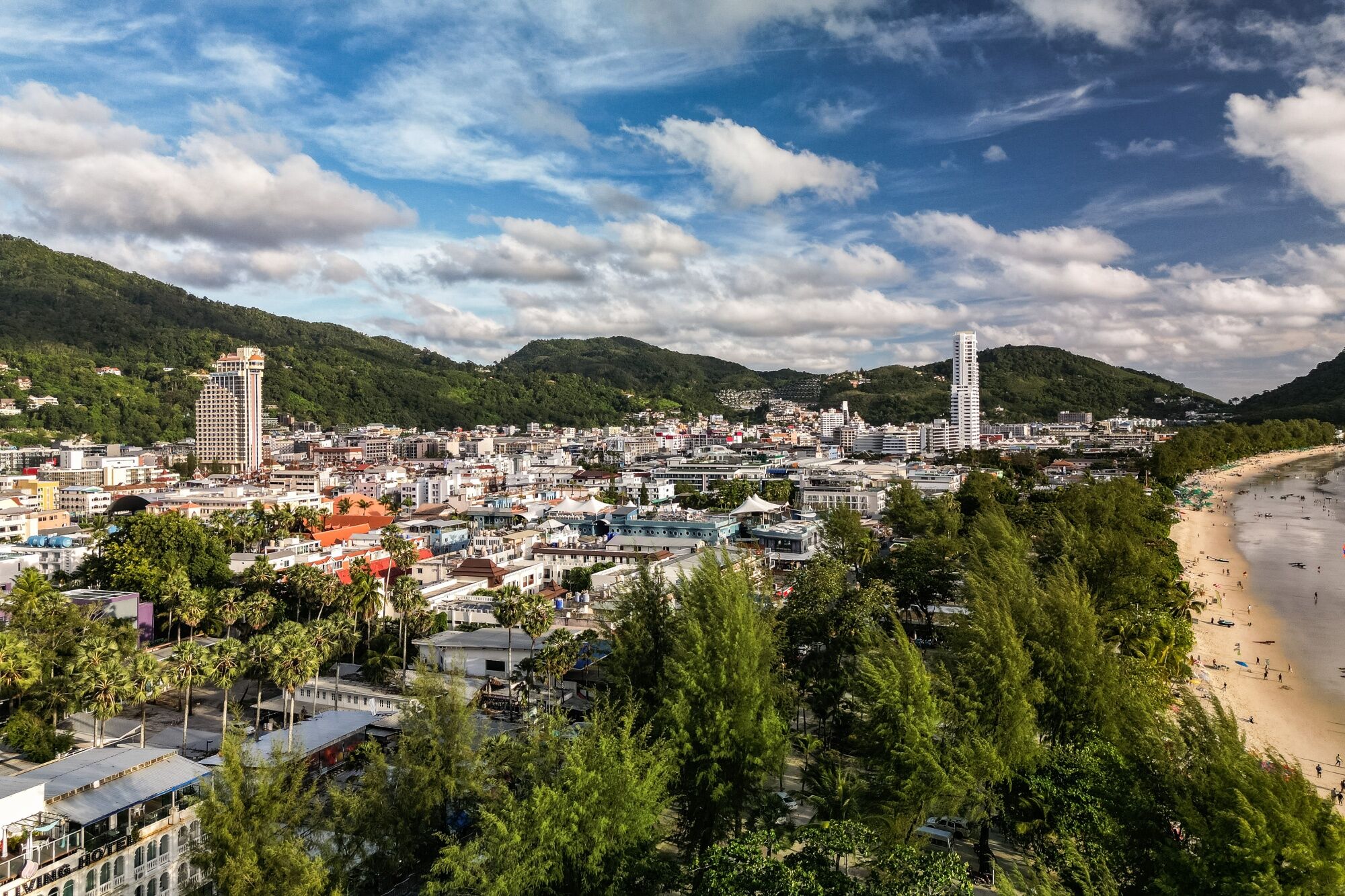 Bãi biển Patong ở Phuket - Ảnh: Bloomberg.