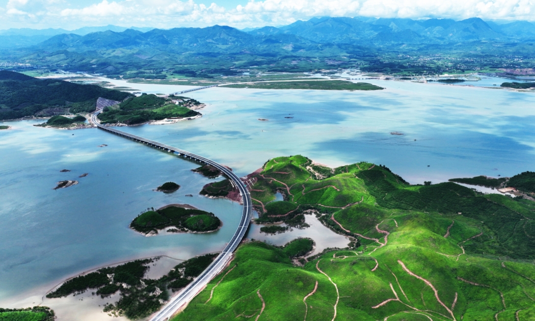 Với hệ thống cơ sở hạ tầng hiện đại, Quảng Ninh hy vọng du lịch sẽ bứt tốc từ năm 2025