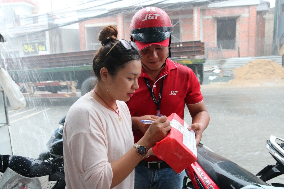 93% người dùng và chủ shop đánh giá lựa chọn tiêu chí shipper J&T thân thiện, chất lượng dịch vụ tốt.