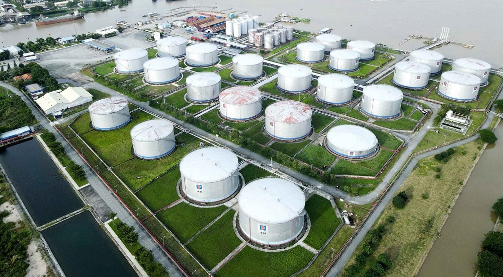 Đảm bảo sức chứa dự trữ dầu th&ocirc; v&agrave; sản phẩm xăng dầu cả nước đạt 75 - 80 ng&agrave;y nhập r&ograve;ng, phấn đấu đạt 90 ng&agrave;y nhập r&ograve;ng.