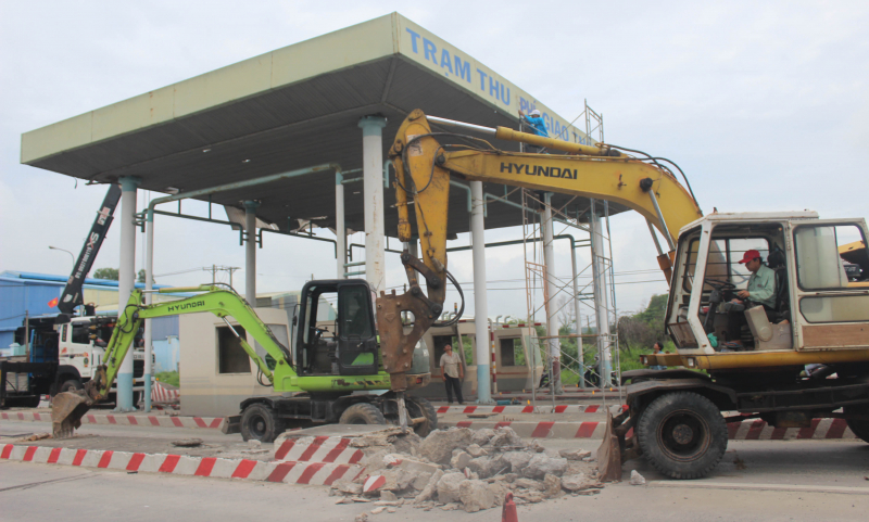 Nhiều trạm thu phí dừng triển khai thu phí đường bộ đã lâu nhưng chưa thực hiện tháo dỡ gây nhiều vụ tai nạn giao thông.