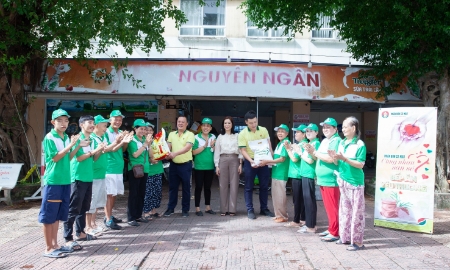 Nhóm từ thiện Hoa Sen cùng đoàn Phân bón Cà Mau.