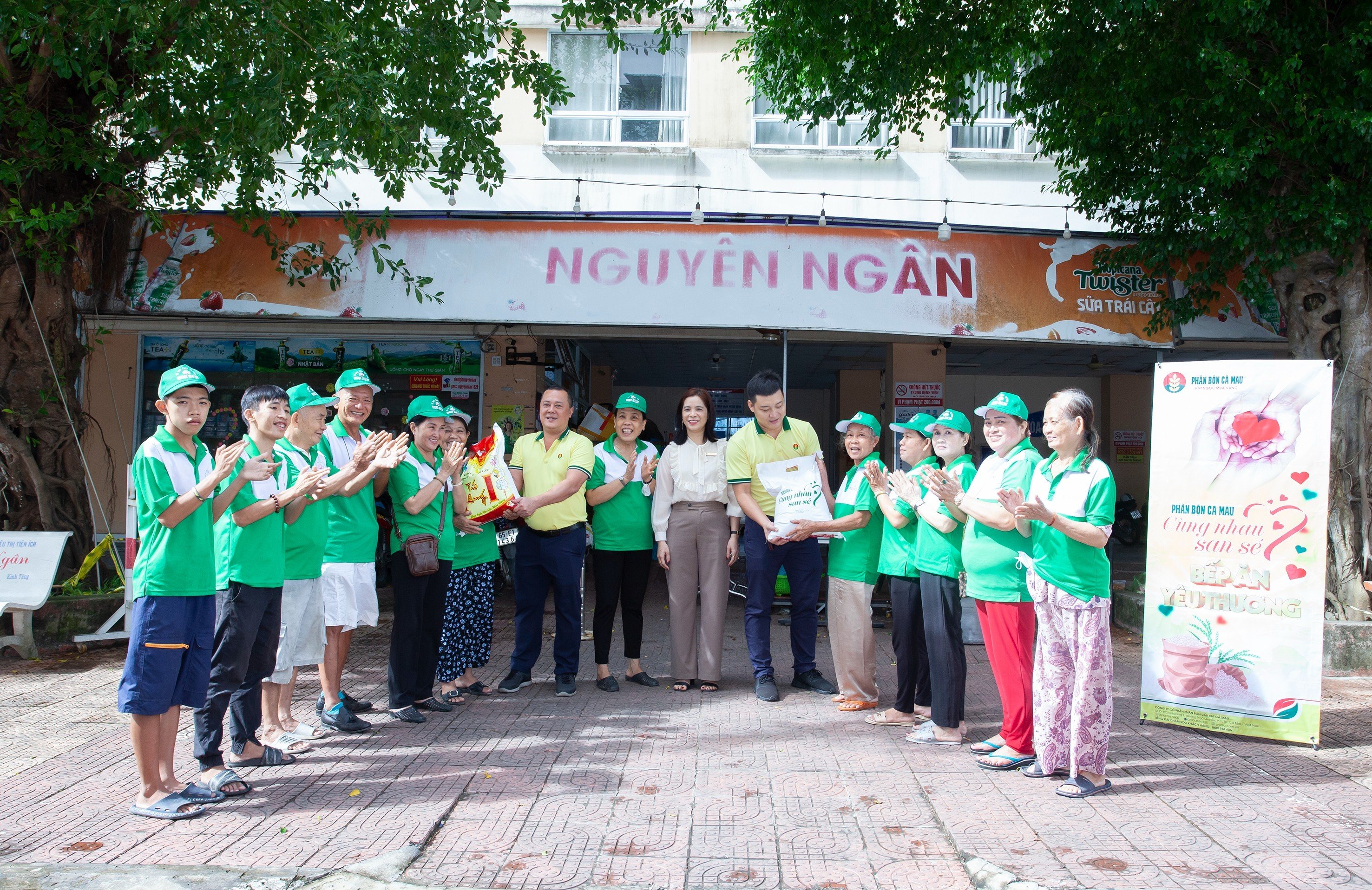 Nhóm từ thiện Hoa Sen cùng đoàn Phân bón Cà Mau.