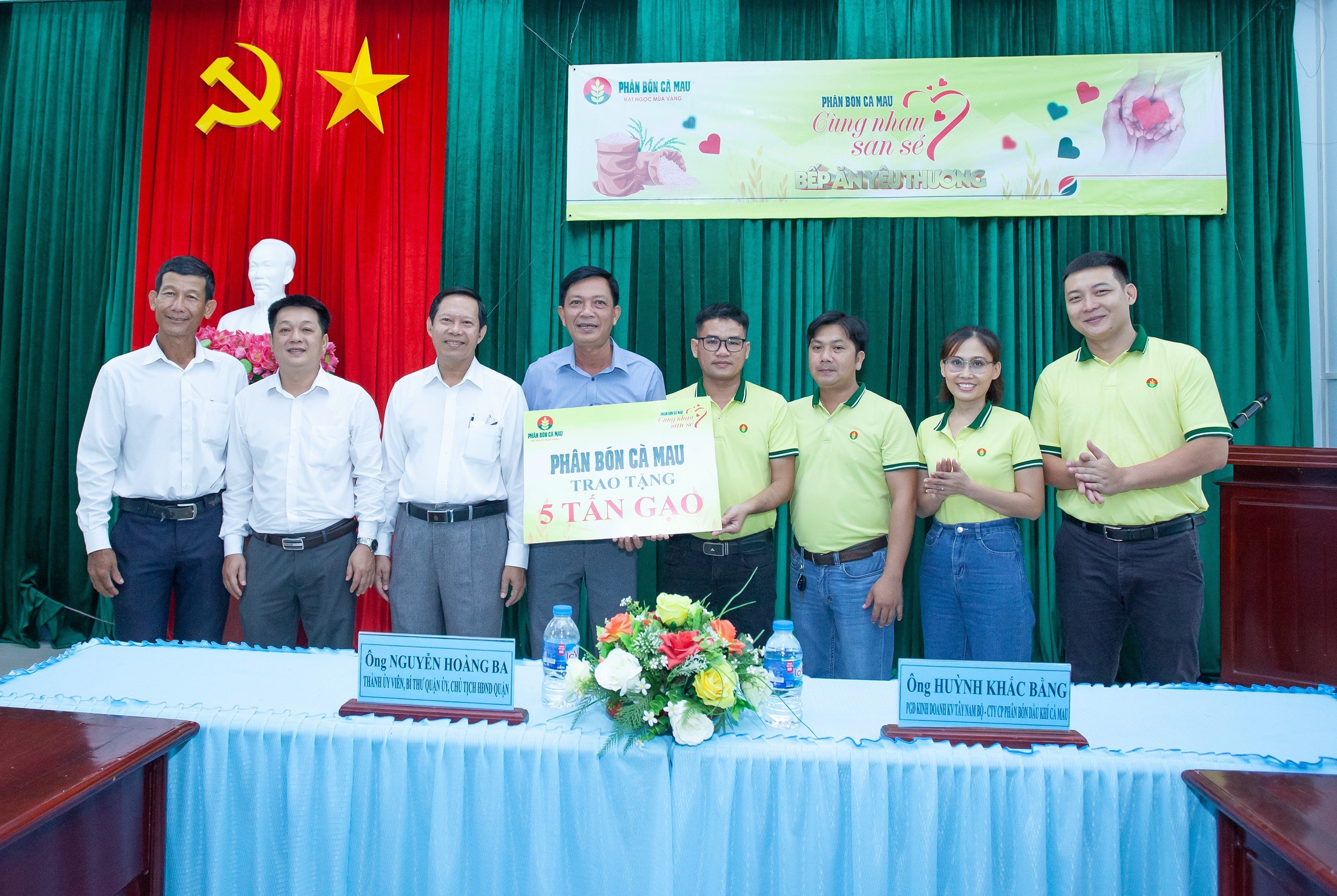 Phân bón Cà Mau trao tặng 5 tấn gạo tại Bệnh viện Đa khoa quận Ô môn 2.
