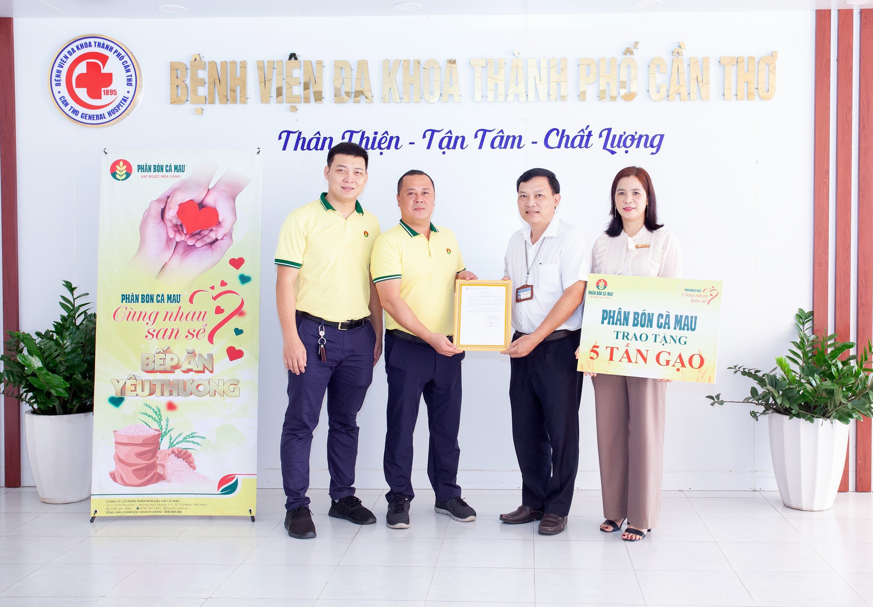 Phân bón Cà Mau trao tặng 5 tấn gạo tại Bệnh viện Đa khoa Trung ương thành phố Cần Thơ 1.