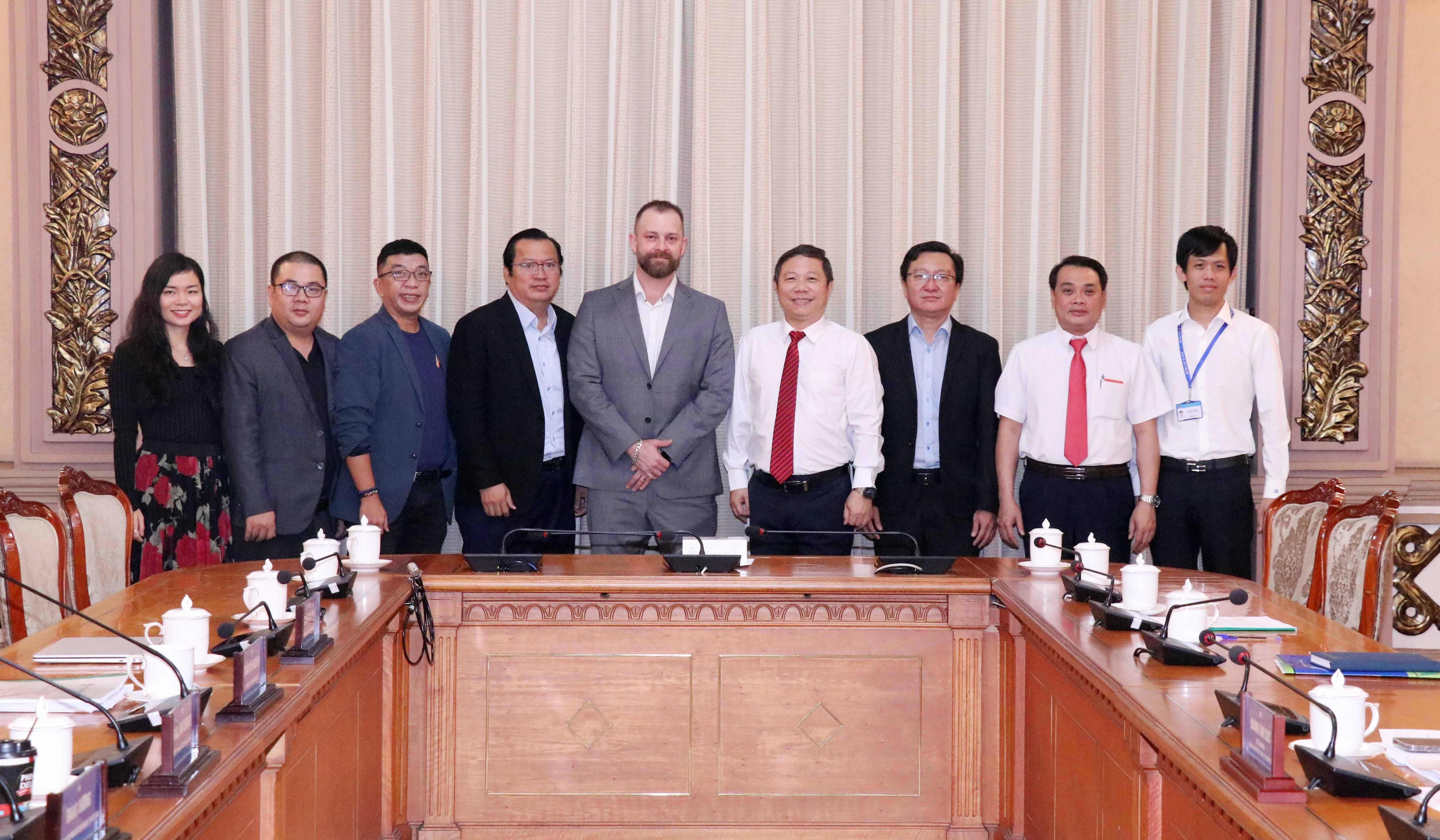 Phó chủ tịch UBND TP.HCM Dương Anh Đức (người thứ tư từ phải sang) chụp ảnh lưu niệm với Giám đốc Google for Education (người thứ năm từ phải sang), trong chuyến thăm và làm việc của đoàn tại TP.HCM. Ảnh: Xuân Khu/TTXVN.