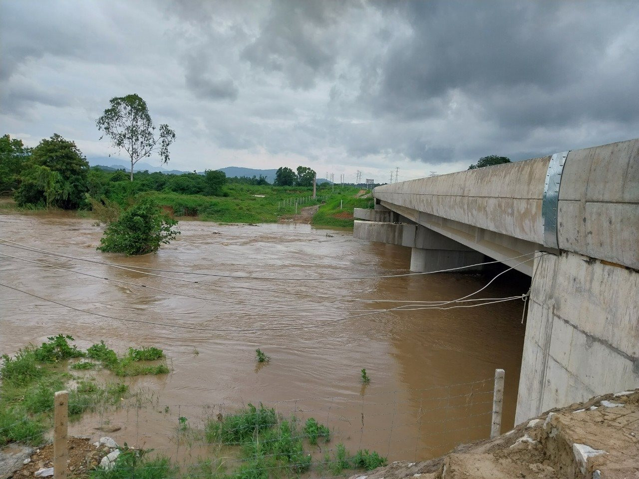 Bộ GTVT: Giải ph&aacute;p trước mắt đề ph&ograve;ng ngập &uacute;ng l&agrave; ph&aacute;t quang, khơi d&ograve;ng chảy s&ocirc;ng Phan. Ảnh internet.