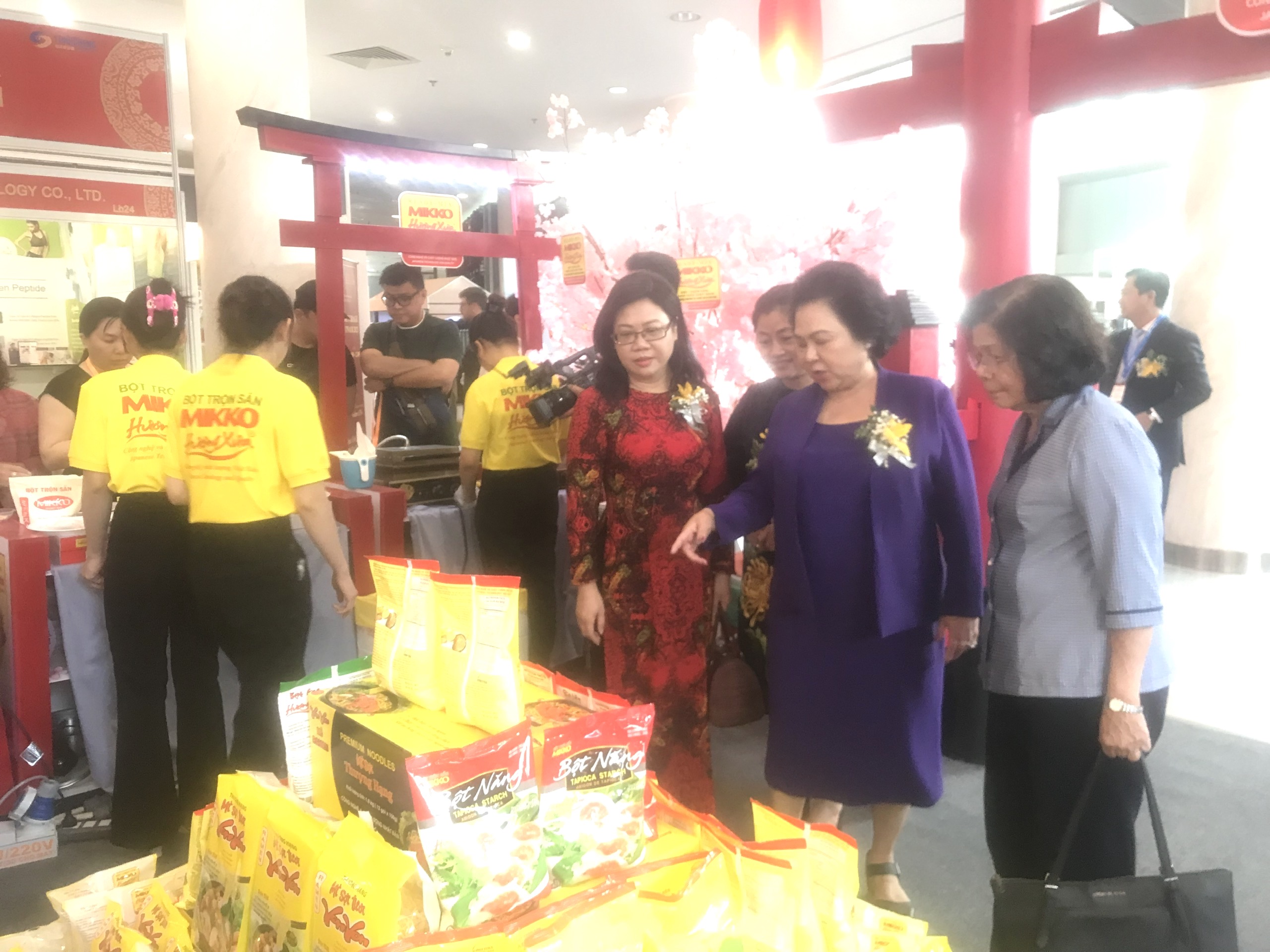 Bà Lý Kim Chi (áo tím) - Chủ tịch Hội Lương thực thực phẩm TP.HCM, tại gian hàng Nhất Hương.