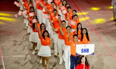 Đoàn diễu hành SHB rực rỡ sắc cam cùng những nụ cười rạng rỡ tại Lễ khai mạc.