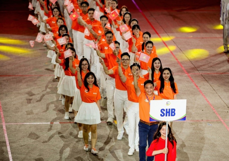 Đoàn diễu hành SHB rực rỡ sắc cam cùng những nụ cười rạng rỡ tại Lễ khai mạc.