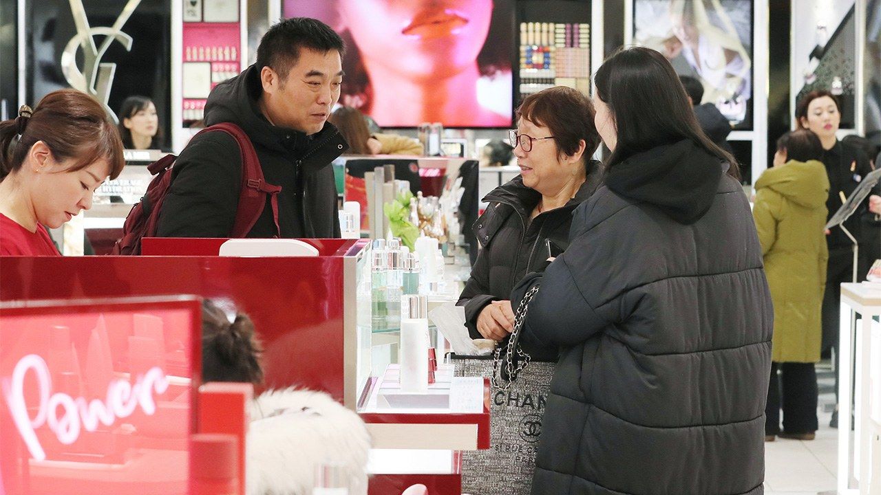 Việc nối lại c&aacute;c tour du lịch theo nh&oacute;m sẽ mang lại lợi &iacute;ch cho c&aacute;c ng&agrave;nh như b&aacute;n lẻ, vận tải v&agrave; kh&aacute;ch sạn tại Nhật Bản.