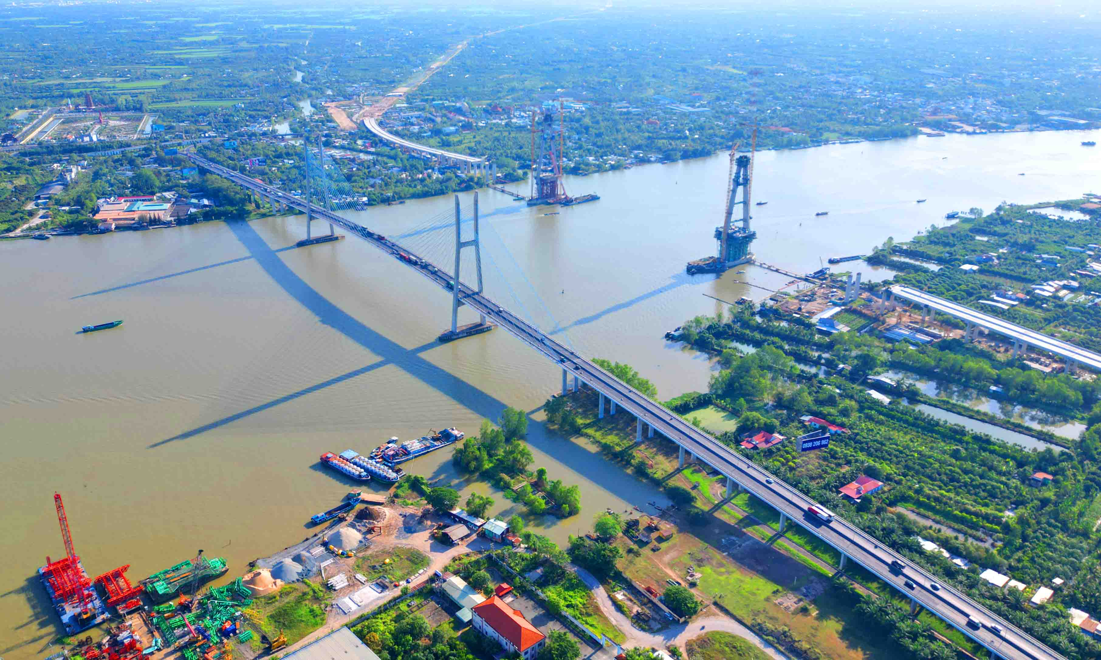 Cầu Mỹ Thuận - cầu dây văng đầu tiên tại Việt Nam nối 2 tỉnh Vĩnh Long và Tiền Giang.