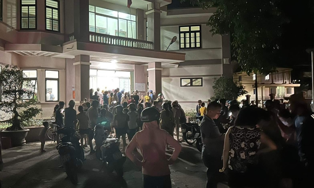 Tối ngày 9/8, hàng trăm người dân tập trung tại trụ sở Đội Quản lý điện Lao Bảo (thuộc điện lực Khe Sanh).