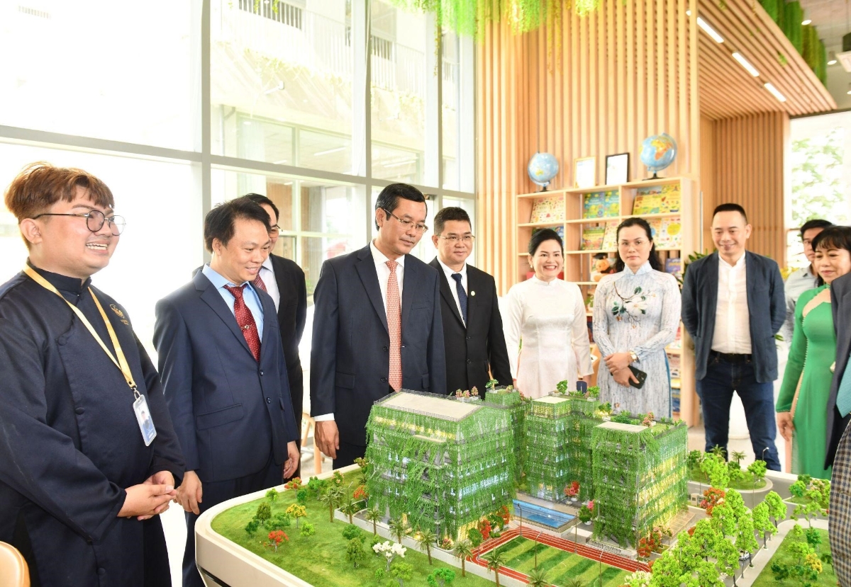 PGS. TS Nguyễn Văn Phúc - Thứ trưởng Bộ Giáo dục và Đào tạo (Thứ 3 từ trái qua) cùng đoàn đại biểu tham quan trường.