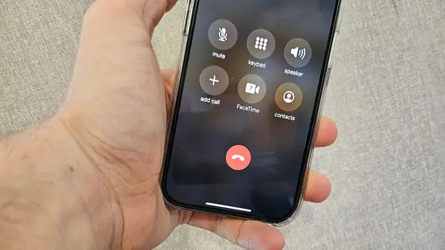 Vị trí thông thường của nút đỏ kết thúc cuộc gọi trên iPhone. 