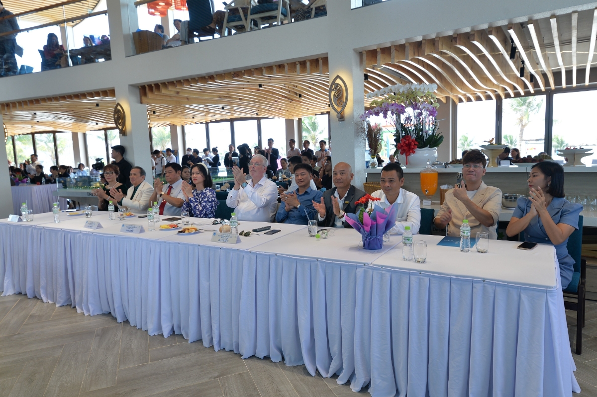 Lãnh đạo TDG Group và các vị khách quý tại lễ khai trương nhà mẫu căn hộ sinh đôi Alaric Tower.
