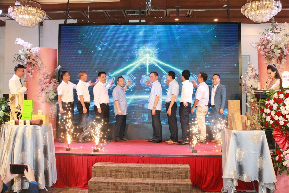 Bấm n&uacute;t ra mắt&nbsp; thương hiệu Tập đo&agrave;n đ&agrave;n hương Việt Nam.