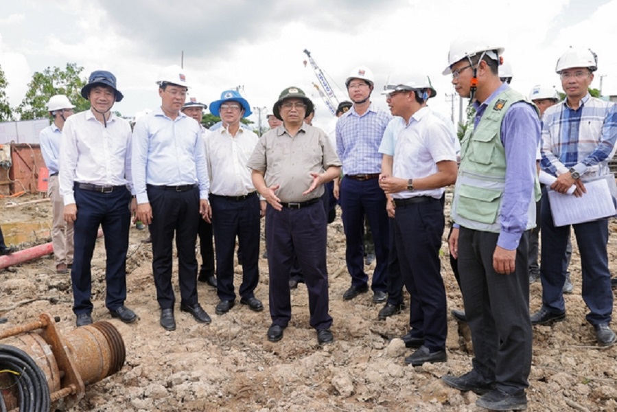Thủ tướng khảo sát tuyến cao tốc Cao Lãnh-An Hữu tại nút giao với ĐT.847, xã Nhị Mỹ, huyện Cao Lãnh, tỉnh Đồng Tháp - Ảnh: VGP.