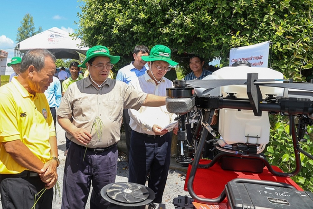 Thủ tướng Phạm Minh Chính đến khảo sát mô hình nông nghiệp công nghệ cao, sản xuất lúa và làm việc với Hợp tác xã Dịch vụ nông nghiệp Thắng Lợi. Ảnh: VGP.