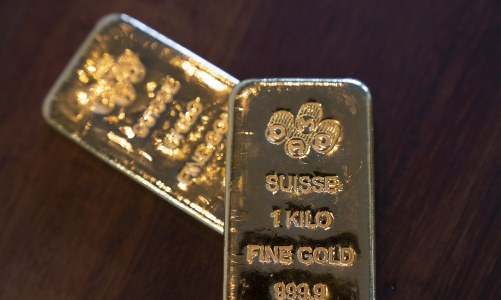 Vàng tụt giá sáng đầu tuần, triển vọng bấp bênh vì Fed chậm giảm lãi suất