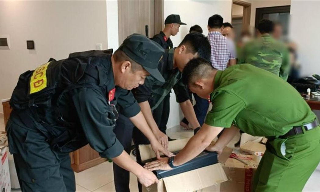 Khám xét nơi ở của các đối tượng. Ảnh: Bộ Công an.