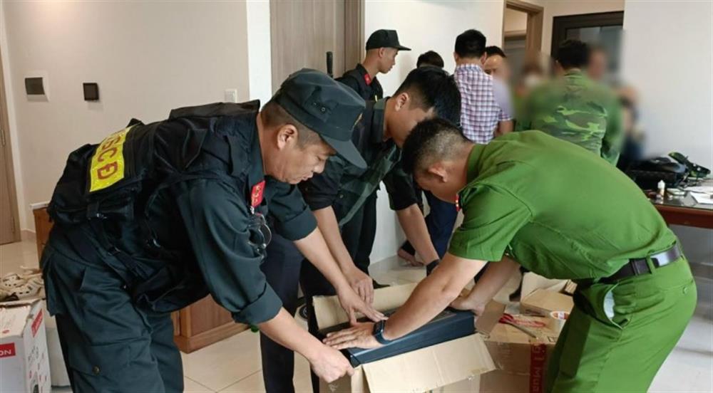 Khám xét nơi ở của các đối tượng. Ảnh: Bộ Công an.