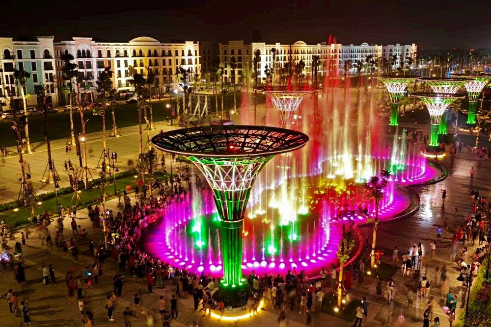 Quảng trường biển th&agrave;nh phố&nbsp; Sầm Sơn mới đưa v&agrave;o sử dụng khiến du kh&aacute;ch th&iacute;ch th&uacute;. Nơi đ&acirc;y đ&atilde; trở th&agrave;nh điểm check-in tuyệt đẹp v&agrave;o buổi tối.