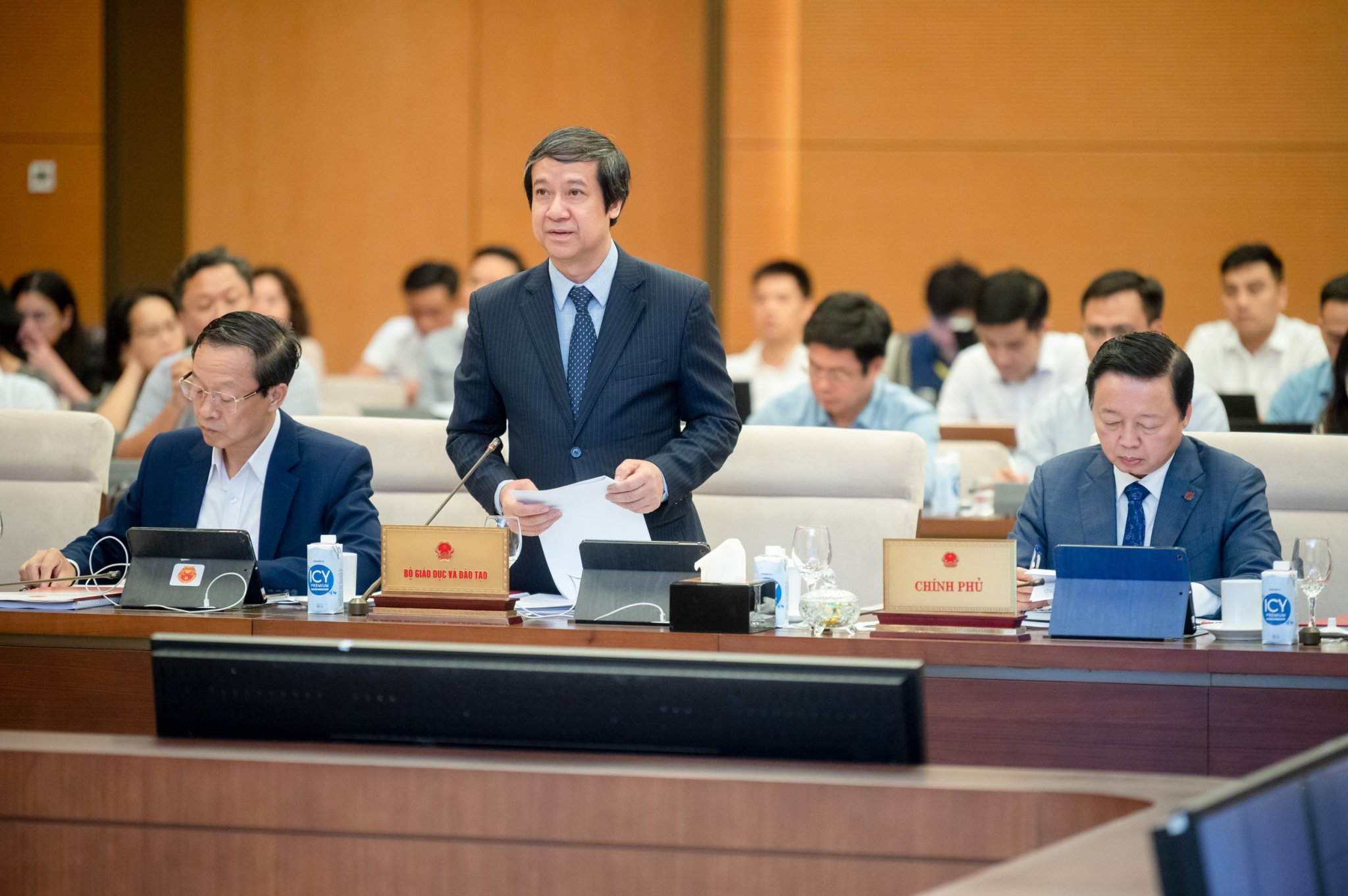 Bộ trưởng Bộ Giáo dục và Đào tạo Nguyễn Kim Sơn phát biểu tại phiên họp ngày 14/8. Ảnh - Quochoi.vn.