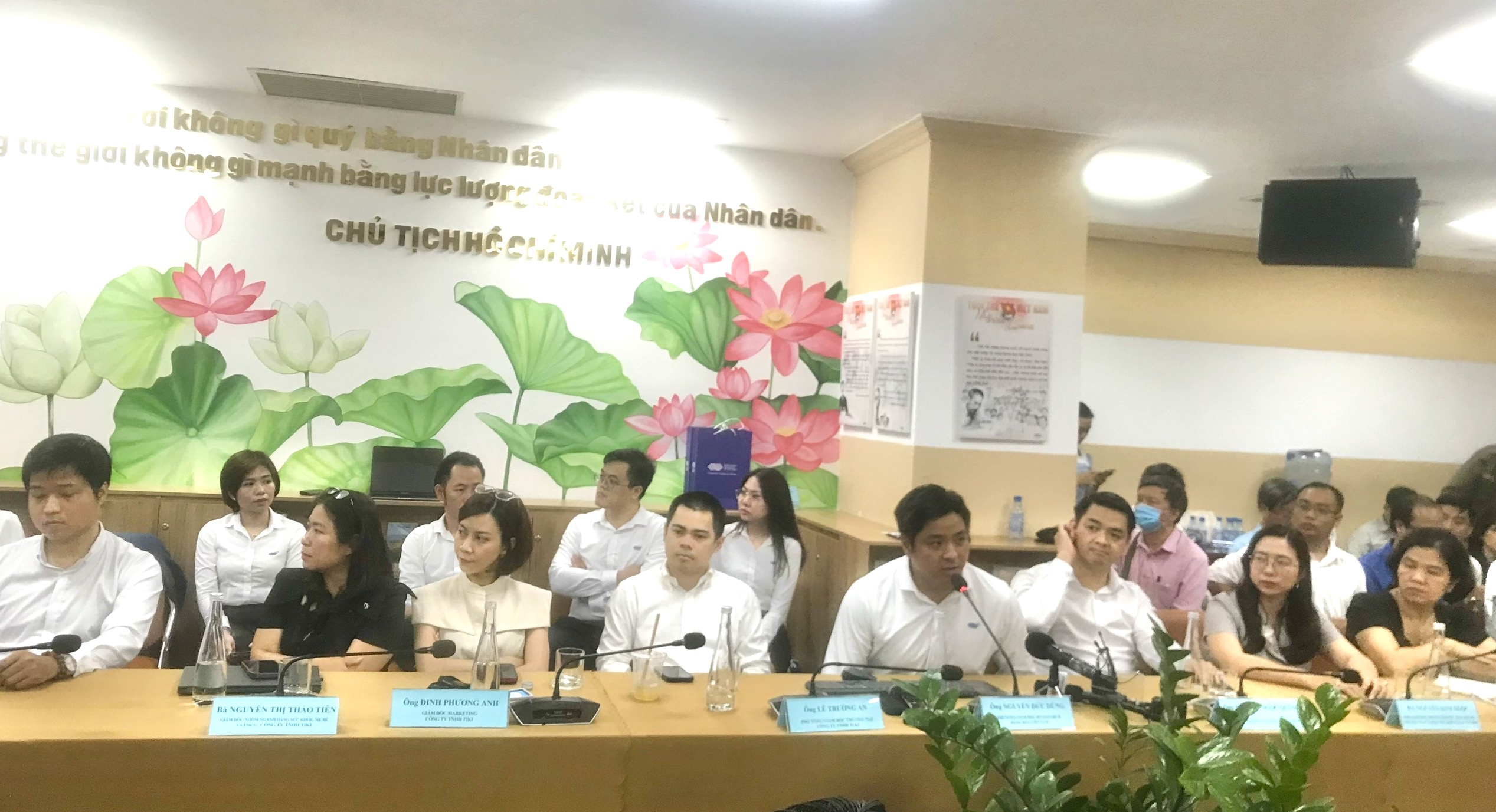 Ông Nguyễn Đức Dũng (áo trắng đang nói), Phó Tổng giám đốc, Sàn giao dịch hàng hóa Việt Nam: 
