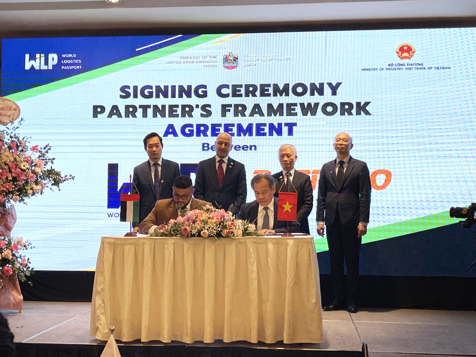 Lễ k&yacute; kết hợp t&aacute;c về logistics giữa Việt Nam v&agrave; UAE.