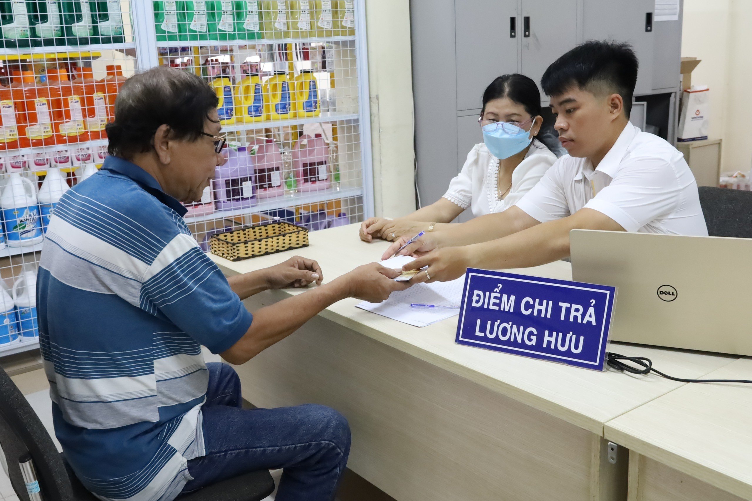 Chi trả lương hưu, trợ cấp bảo hiểm xã hội tại tỉnh Tây Ninh sáng 14/8. Ảnh - BHXH Việt Nam.