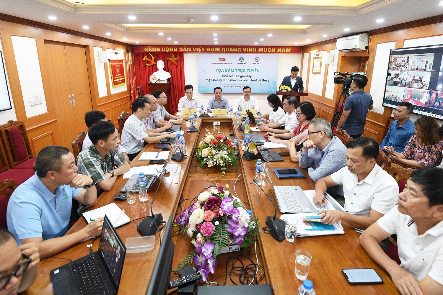 Gần 2.000 doanh nghiệp, đơn vị đ&atilde; theo d&otilde;i Tọa đ&agrave;m qua h&igrave;nh thức trực tuyến.