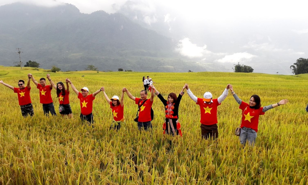 Du khách trải nghiệm ruộng bậc thang mùa lúa chín xã Hồng Thái, huyện Na Hang. Ảnh: Cục Du lịch quốc gia Việt Nam.