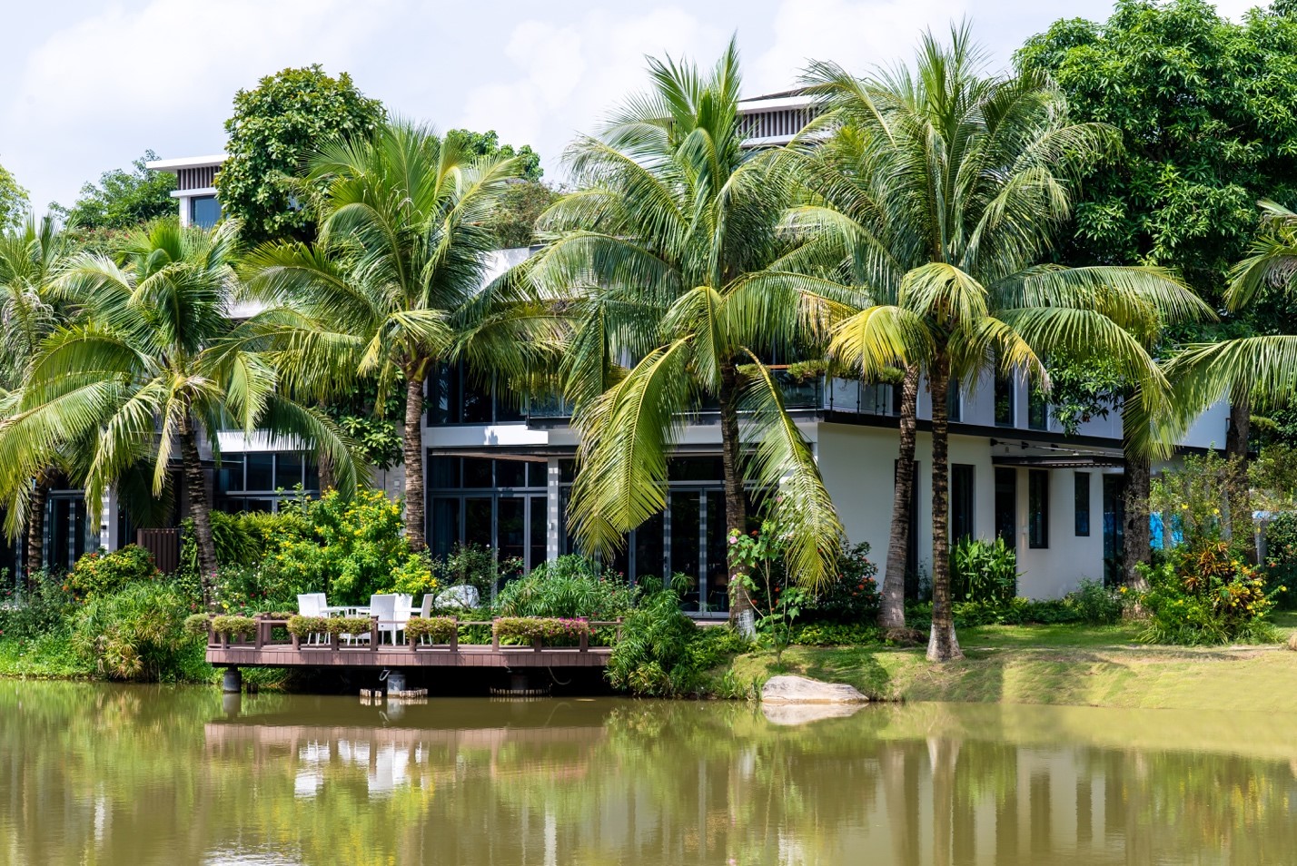 Khu đ&ocirc; thị Ecopark với m&agrave;u xanh đặc trưng của c&acirc;y xanh, mặt nước, bầu trời.