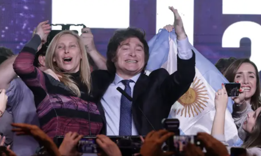 Ứng cử viên tổng thống Argentina Javier Milei ăn mừng chiến thắng sau bầu cử sơ bộ hôm 13/8 - Ảnh: Getty/CNBC.